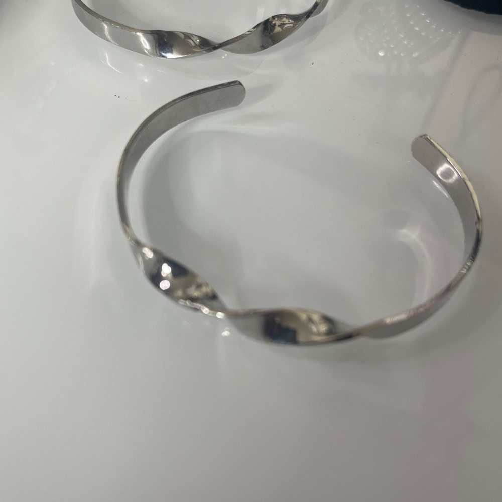 Bracelet Sleek Silver Women's Twist Cuff styled - Picture 3 of 5